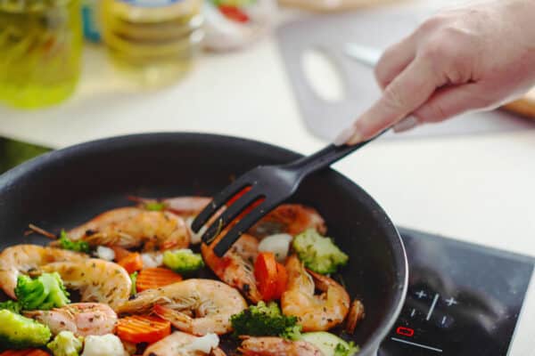 Magefesa_shrimps and veggies in a frying pan